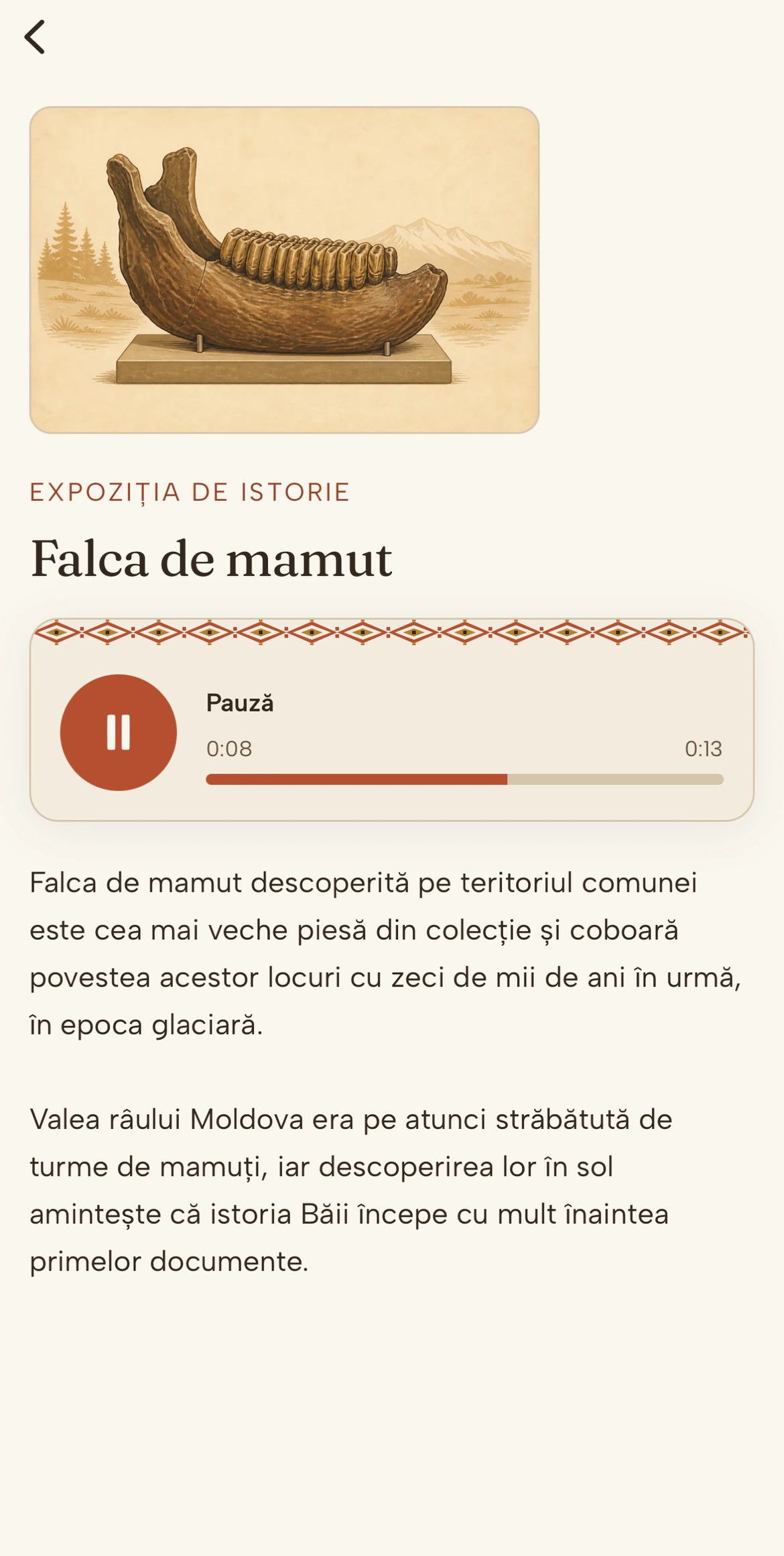 Ecranul unui exponat în aplicația ghid audio: ilustrația fălcii de mamut, titlul, playerul de narațiune oprit la 0:08 din 0:13 și textul exponatului în română.
