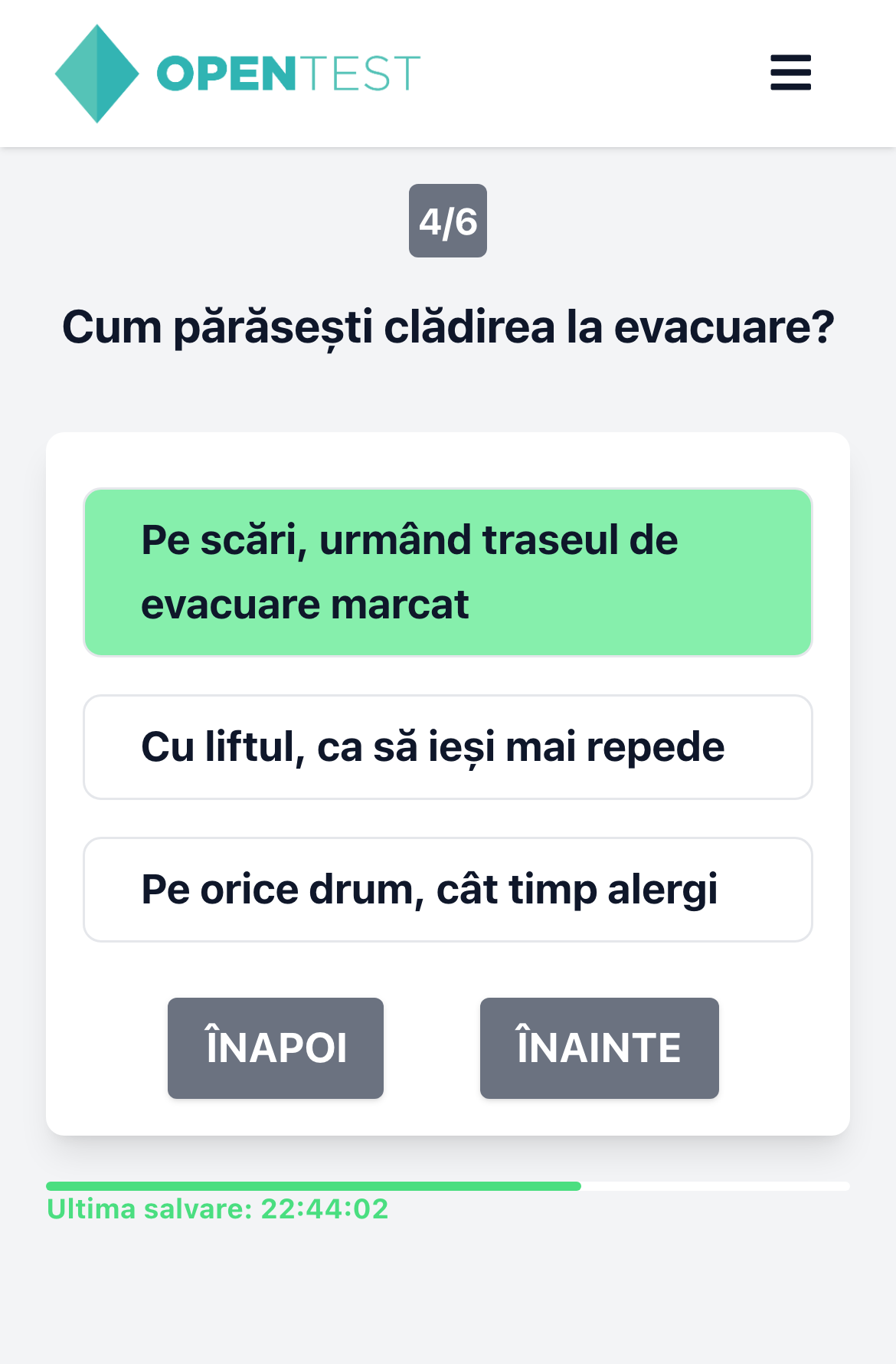 OpenTest pe telefon, întrebarea 4 din 6 a testului de prevenire a incendiilor, despre ieșirea din clădire la evacuare. Răspunsul despre scări și traseul de evacuare marcat este selectat cu verde; sub card apar bara de progres și mesajul Ultima salvare: 22:44:02.