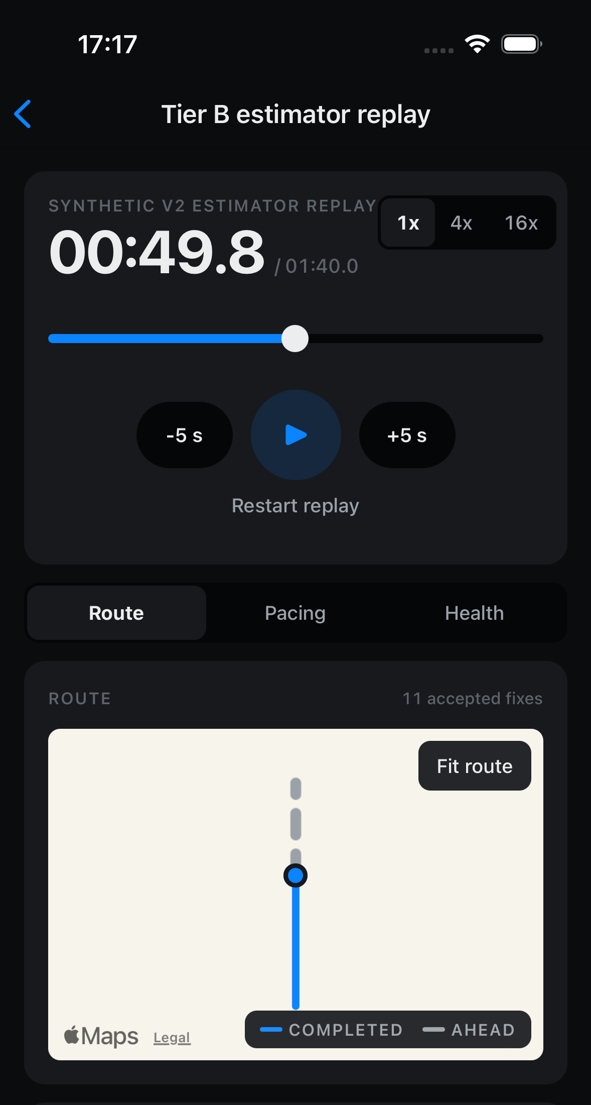 Ecranul de replay din aplicație, în modul întunecat, cu titlul Tier B estimator replay: un replay sintetic la secunda 49,8 din 100, vitezele 1x, 4x și 16x și harta traseului, cu porțiunea parcursă în albastru.